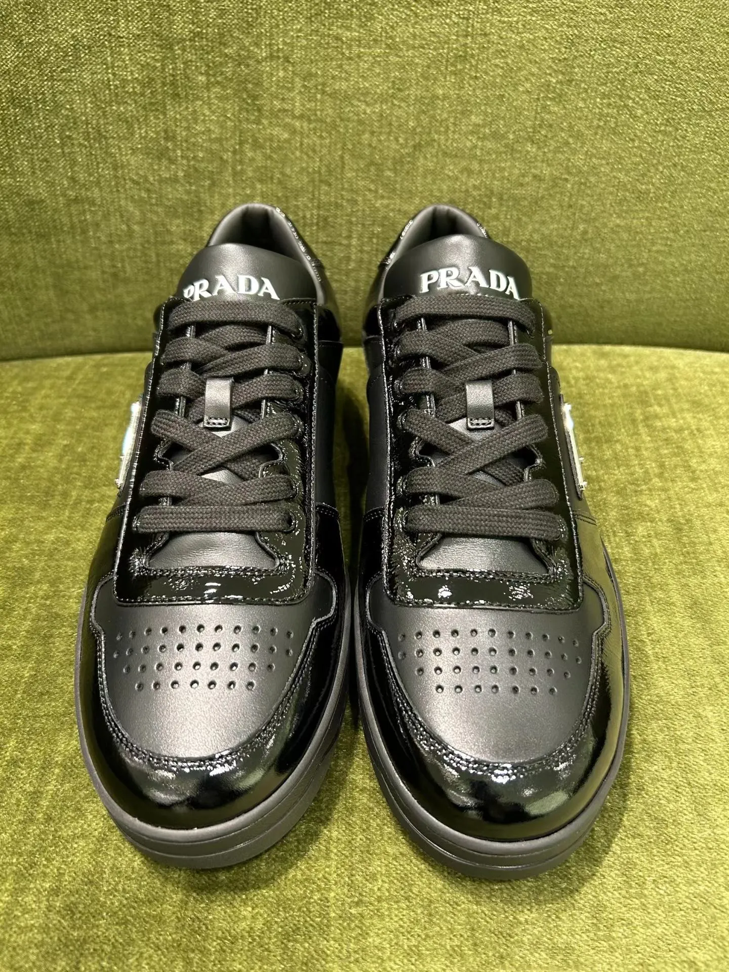 P380 Yuan 38-45 Prada Prada’s new men’s leather sports shoes, the highest version on the market, any comparison is welcome🆚! The original leather has excellent texture and is super high-end! Fetal sheep net lining imported from Italy, removable pad! Luxurious materials and fine workmanship, highly recommended!